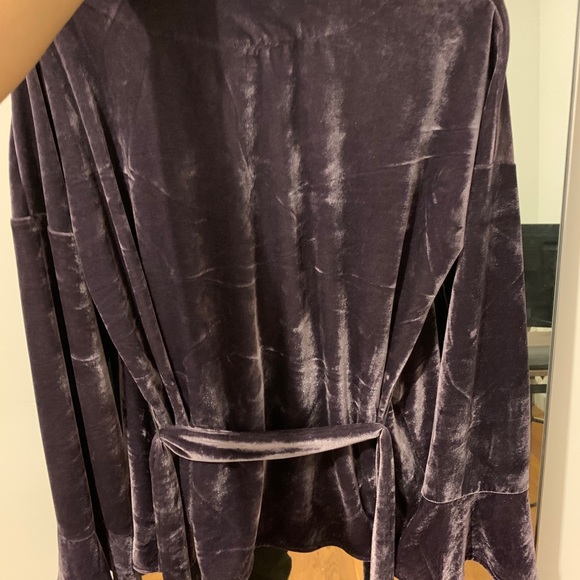 NWOT Velvet robe style tie top Size Small - Picture 7 of 8